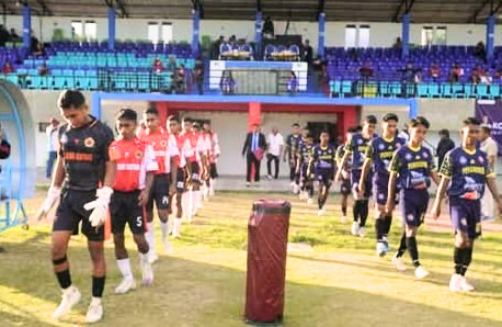 Kedua tim, Perserond Rote Ndao versus PS Kabupaten Kupang sedang memasuki lapangan pertandingan (Foto: Mateus Bheri/SP)