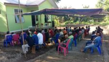 Imat Stasi Santu Paulus Rasul Lamanepa, Paroki Santa Maria Ratu Damai Mingar, Kecamatan Nagawutun, Kabupaten Lembata masih menggunakan gedung PAUD untuk beribadah. Kini dengan bantuan Kapela Portable bantuan Simon Petrus Kamlasi, umat bisa memiliki gedung kapela permanen. Foto : Yohanes Beda Wuwur