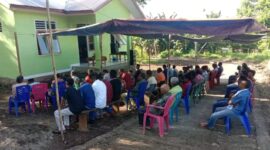 Imat Stasi Santu Paulus Rasul Lamanepa, Paroki Santa Maria Ratu Damai Mingar, Kecamatan Nagawutun, Kabupaten Lembata masih menggunakan gedung PAUD untuk beribadah. Kini dengan bantuan Kapela Portable bantuan Simon Petrus Kamlasi, umat bisa memiliki gedung kapela permanen. Foto : Yohanes Beda Wuwur