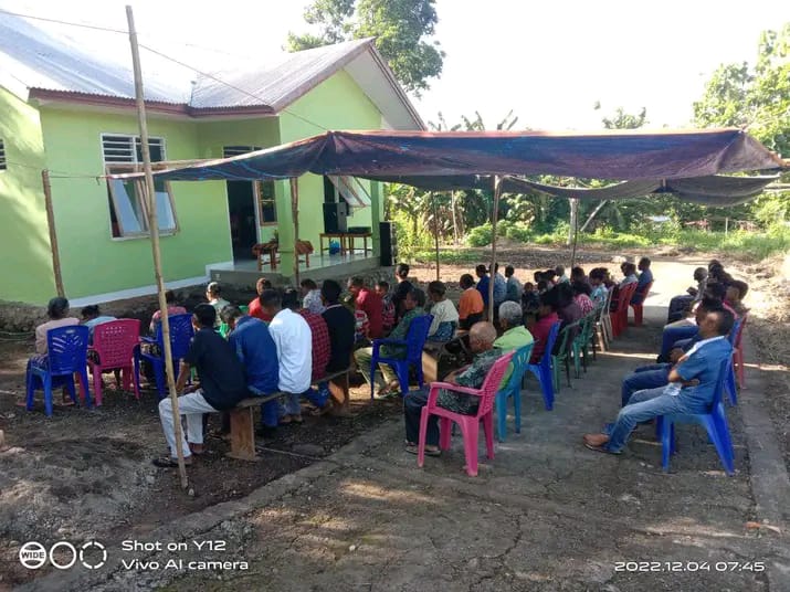 Imat Stasi Santu Paulus Rasul Lamanepa, Paroki Santa Maria Ratu Damai Mingar, Kecamatan Nagawutun, Kabupaten Lembata masih menggunakan gedung PAUD untuk beribadah. Kini dengan bantuan Kapela Portable bantuan Simon Petrus Kamlasi, umat bisa memiliki gedung kapela permanen. Foto : Yohanes Beda Wuwur