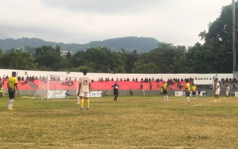 Sedangkan dilangsungkan pertandingan antara Persena Nagekeo (kuning) vs Flores United (putih) (Foto: Mateus Bheri/SP)