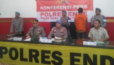 Kapolres Ende bentangkan kronologi peristiwa dugaan penganiayaan warga oleh oknum Polisi (Foto: Mateus Bheri/SP)