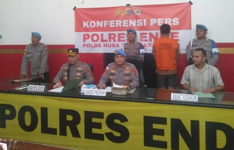 Kapolres Ende bentangkan kronologi peristiwa dugaan penganiayaan warga oleh oknum Polisi (Foto: Mateus Bheri/SP)