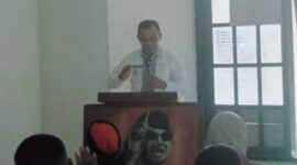 Bupati Ende, Yosef Benediktus Badeoda saat memberikan sambutan pada kegiatan PPAB GMNI Cabang Ende (Foto: Mateus Bheri/SP)