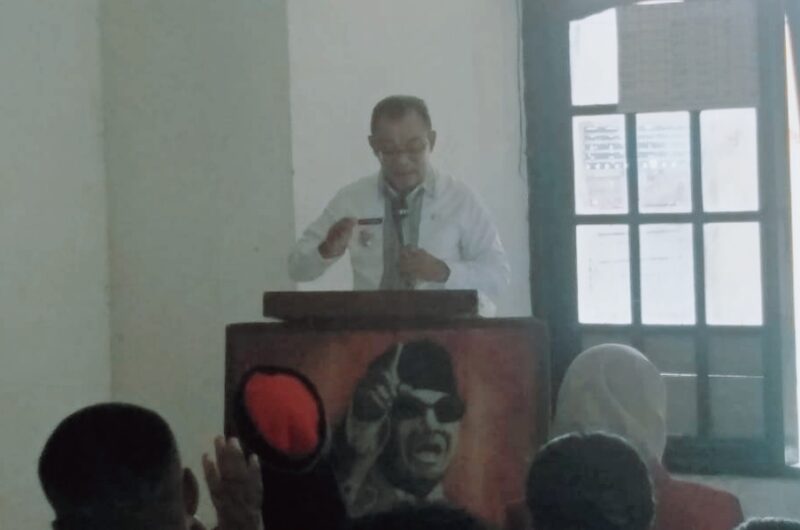 Bupati Ende, Yosef Benediktus Badeoda saat memberikan sambutan pada kegiatan PPAB GMNI Cabang Ende (Foto: Mateus Bheri/SP)