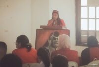 Sekretaris DPC GMNI Cabang Ende, Maria Margareta Gego menyampaikan pidato politiknya pada kegiatan PPAB (Foto: Mateus Bheri/SP)