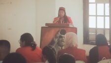 Sekretaris DPC GMNI Cabang Ende, Maria Margareta Gego menyampaikan pidato politiknya pada kegiatan PPAB (Foto: Mateus Bheri/SP)