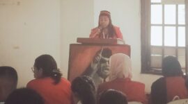 Sekretaris DPC GMNI Cabang Ende, Maria Margareta Gego menyampaikan pidato politiknya pada kegiatan PPAB (Foto: Mateus Bheri/SP)