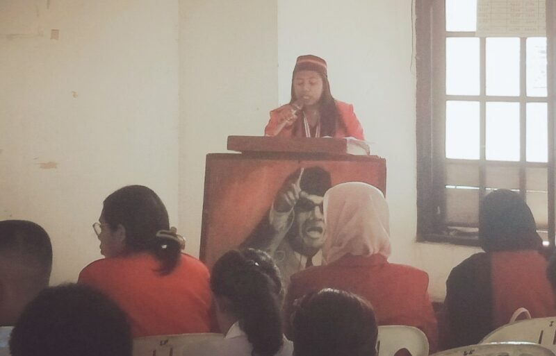 Sekretaris DPC GMNI Cabang Ende, Maria Margareta Gego menyampaikan pidato politiknya pada kegiatan PPAB (Foto: Mateus Bheri/SP)