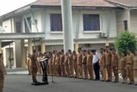 Bupati Ende, Yosef Benediktus Badeoda, S.H,. M.H mendengar laporan dari setiap pimpinan OPD terkait kehadiran ASN dan staf di setiap dinas masing-masing (Foto: Mateus Bheri/SP)