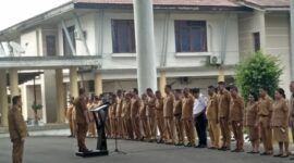 Bupati Ende, Yosef Benediktus Badeoda, S.H,. M.H mendengar laporan dari setiap pimpinan OPD terkait kehadiran ASN dan staf di setiap dinas masing-masing (Foto: Mateus Bheri/SP)