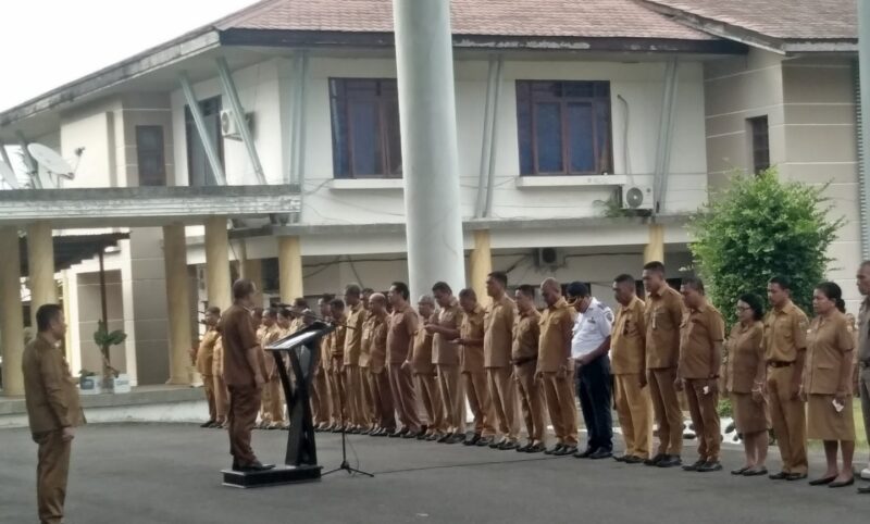 Bupati Ende, Yosef Benediktus Badeoda, S.H,. M.H mendengar laporan dari setiap pimpinan OPD terkait kehadiran ASN dan staf di setiap dinas masing-masing (Foto: Mateus Bheri/SP)