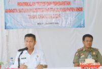 Wakil Bupati Ende, Dominikus Minggu Mere yang didampingi Kepala Satpol Ende, Eman Taji saat membuka kegiatan Pembekalan Teknis dan Pembaretan Anggota Satpol PP Ende (Foto: Mateus Bheri/SP)