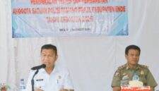Wakil Bupati Ende, Dominikus Minggu Mere yang didampingi Kepala Satpol Ende, Eman Taji saat membuka kegiatan Pembekalan Teknis dan Pembaretan Anggota Satpol PP Ende (Foto: Mateus Bheri/SP)