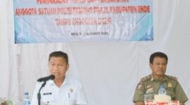 Wakil Bupati Ende, Dominikus Minggu Mere yang didampingi Kepala Satpol Ende, Eman Taji saat membuka kegiatan Pembekalan Teknis dan Pembaretan Anggota Satpol PP Ende (Foto: Mateus Bheri/SP)