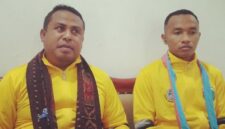 Pelatih PS Malaka, Ade S. Jan Maikameng saat memberikan keterangan pers kepada media yang didamping sang Kapten (Foto: Mateus Bheri/SP)