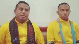 Pelatih PS Malaka, Ade S. Jan Maikameng saat memberikan keterangan pers kepada media yang didamping sang Kapten (Foto: Mateus Bheri/SP)