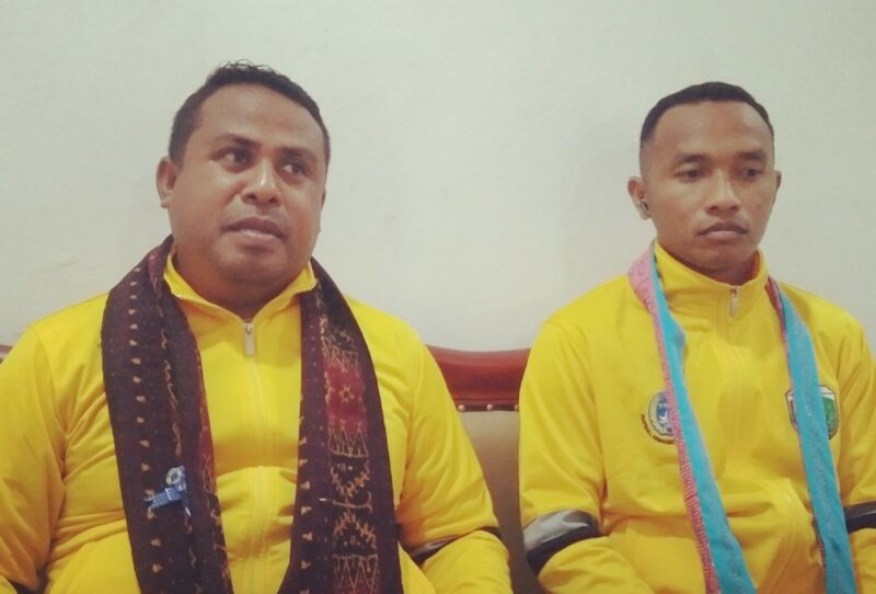 Pelatih PS Malaka, Ade S. Jan Maikameng saat memberikan keterangan pers kepada media yang didamping sang Kapten (Foto: Mateus Bheri/SP)