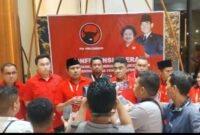 Ketua DPP PDI Perjuangan Bidang Keanggotaan dan Keorganisasian, Andreas Huga Parera memberikan keterangan pers kepada awak media (Foto: Savanaparadise.com)