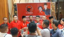 Ketua DPP PDI Perjuangan Bidang Keanggotaan dan Keorganisasian, Andreas Huga Parera memberikan keterangan pers kepada awak media (Foto: Savanaparadise.com)