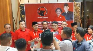Ketua DPP PDI Perjuangan Bidang Keanggotaan dan Keorganisasian, Andreas Huga Parera memberikan keterangan pers kepada awak media (Foto: Savanaparadise.com)