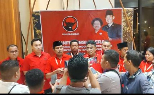 Ketua DPP PDI Perjuangan Bidang Keanggotaan dan Keorganisasian, Andreas Huga Parera memberikan keterangan pers kepada awak media (Foto: Savanaparadise.com)