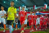 Kedua Tim, Perse Ende dan Citra Bakti Ngada (CBN) memasuki lapangan pertandingan pada laga pembuka turnamen ETMC 2025 (Mateus Bheri/SP)