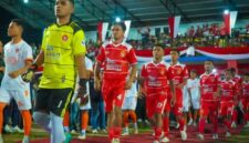 Kedua Tim, Perse Ende dan Citra Bakti Ngada (CBN) memasuki lapangan pertandingan pada laga pembuka turnamen ETMC 2025 (Mateus Bheri/SP)