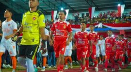 Kedua Tim, Perse Ende dan Citra Bakti Ngada (CBN) memasuki lapangan pertandingan pada laga pembuka turnamen ETMC 2025 (Mateus Bheri/SP)