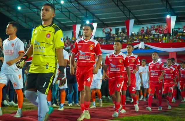Kedua Tim, Perse Ende dan Citra Bakti Ngada (CBN) memasuki lapangan pertandingan pada laga pembuka turnamen ETMC 2025 (Mateus Bheri/SP)