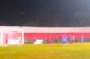 Laga antara Kristal FC (Merah) versus Persada SBD (Biru) pada penyisihan grup G Liga 4 ETMC 2025 (Foto: Meteus Bheri/SP)