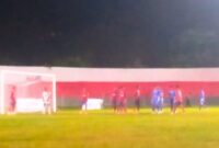 Laga antara Kristal FC (Merah) versus Persada SBD (Biru) pada penyisihan grup G Liga 4 ETMC 2025 (Foto: Meteus Bheri/SP)