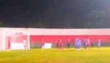 Laga antara Kristal FC (Merah) versus Persada SBD (Biru) pada penyisihan grup G Liga 4 ETMC 2025 (Foto: Meteus Bheri/SP)