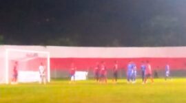 Laga antara Kristal FC (Merah) versus Persada SBD (Biru) pada penyisihan grup G Liga 4 ETMC 2025 (Foto: Meteus Bheri/SP)