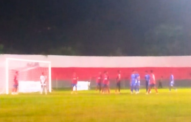 Laga antara Kristal FC (Merah) versus Persada SBD (Biru) pada penyisihan grup G Liga 4 ETMC 2025 (Foto: Meteus Bheri/SP)