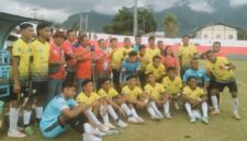 Tim Persena Nagekeo foto bersama usai memenangkan pertandingan melawan Nirwana 04 Nagekeo 3 :; 2 (Foto:; Mateus Bheri/SP)