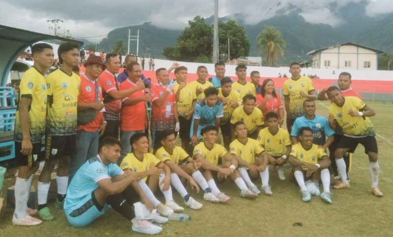 Tim Persena Nagekeo foto bersama usai memenangkan pertandingan melawan Nirwana 04 Nagekeo 3 :; 2 (Foto:; Mateus Bheri/SP)