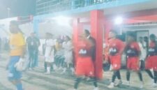 Kedua tim, Flores United (putih) dan Platina FC (merah) memasuki lapangan pertandingan (Foto: Mateus Bheri/SP)