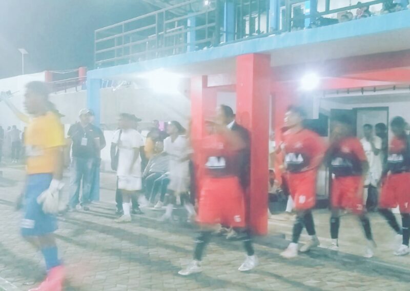 Kedua tim, Flores United (putih) dan Platina FC (merah) memasuki lapangan pertandingan (Foto: Mateus Bheri/SP)