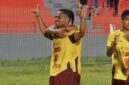 Charles Bhuru lakukan selebrasi setelah mencetak gol pertama di menit 41 ke gawang Kristal FC (Foto: Mateus Bheri/SP)