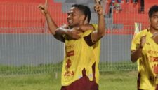 Charles Bhuru lakukan selebrasi setelah mencetak gol pertama di menit 41 ke gawang Kristal FC (Foto: Mateus Bheri/SP)