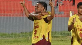 Charles Bhuru lakukan selebrasi setelah mencetak gol pertama di menit 41 ke gawang Kristal FC (Foto: Mateus Bheri/SP)