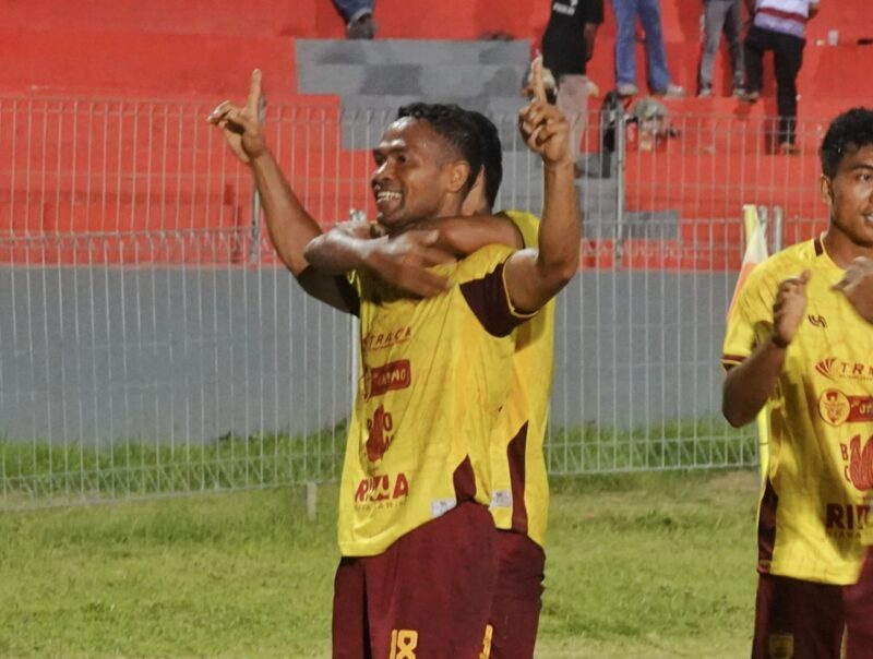 Charles Bhuru lakukan selebrasi setelah mencetak gol pertama di menit 41 ke gawang Kristal FC (Foto: Mateus Bheri/SP)