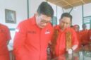 Djarot Saiful Hidayat yang didampingi Ketua DPD PDI Perjuangan, Yunus Takandewa ketika mengunjungi Rumah Pengasingan Bung Karno di Ende (Foto: Mateus Bheri/SP)