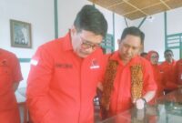 Djarot Saiful Hidayat yang didampingi Ketua DPD PDI Perjuangan, Yunus Takandewa ketika mengunjungi Rumah Pengasingan Bung Karno di Ende (Foto: Mateus Bheri/SP)