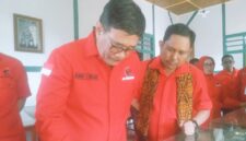 Djarot Saiful Hidayat yang didampingi Ketua DPD PDI Perjuangan, Yunus Takandewa ketika mengunjungi Rumah Pengasingan Bung Karno di Ende (Foto: Mateus Bheri/SP)