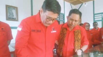 Djarot Saiful Hidayat yang didampingi Ketua DPD PDI Perjuangan, Yunus Takandewa ketika mengunjungi Rumah Pengasingan Bung Karno di Ende (Foto: Mateus Bheri/SP)