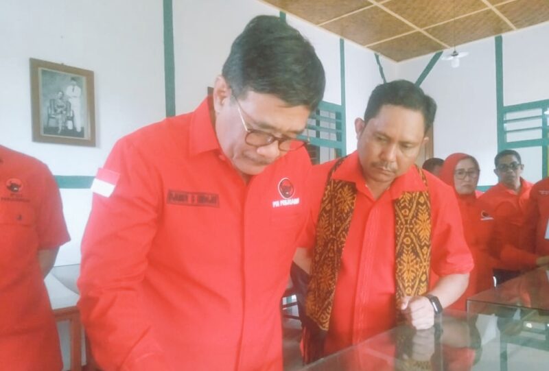 Djarot Saiful Hidayat yang didampingi Ketua DPD PDI Perjuangan, Yunus Takandewa ketika mengunjungi Rumah Pengasingan Bung Karno di Ende (Foto: Mateus Bheri/SP)