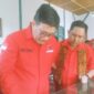 Djarot Saiful Hidayat yang didampingi Ketua DPD PDI Perjuangan, Yunus Takandewa ketika mengunjungi Rumah Pengasingan Bung Karno di Ende (Foto: Mateus Bheri/SP)