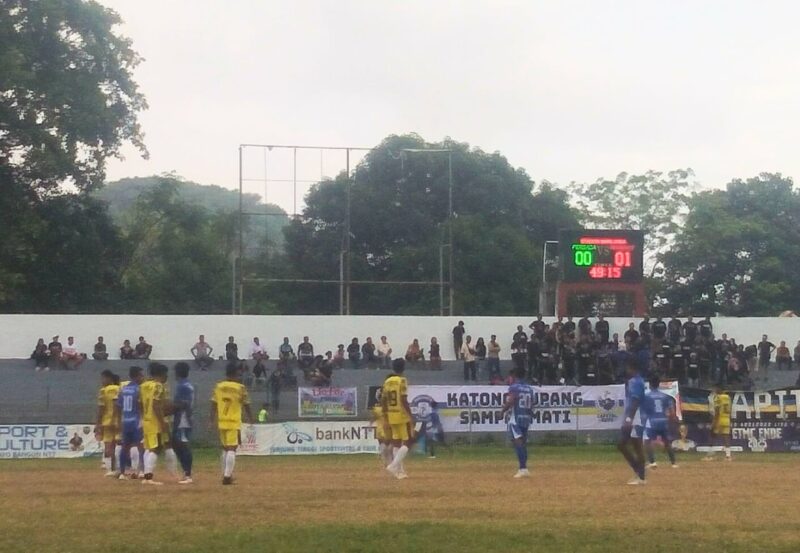 Laga Perempatfinal antara Persada SBD versus Persekota Kupang (Foto: Mateus Bheri/SP)